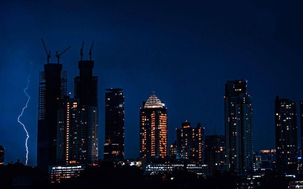 Ilustrasi Jakarta di malam hari (pexels/Eriks Cistovs)