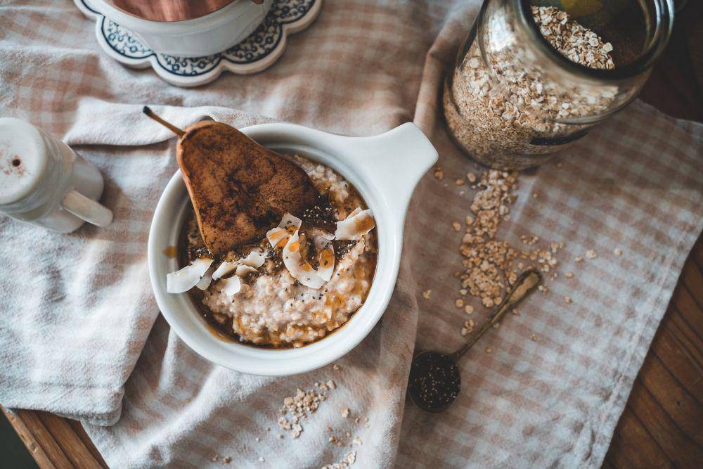 healthy coconut oatmeal (pexels.com/id-id/@taryn-elliott)