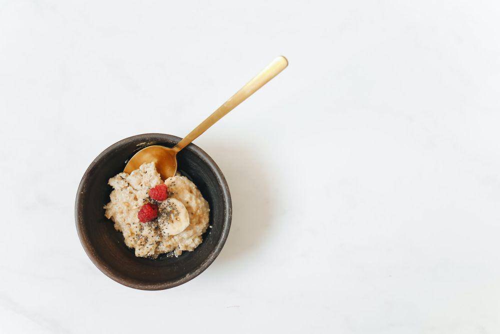 peanut butter banana oats (pexels.com/id-id/@polina-tankilevitch)