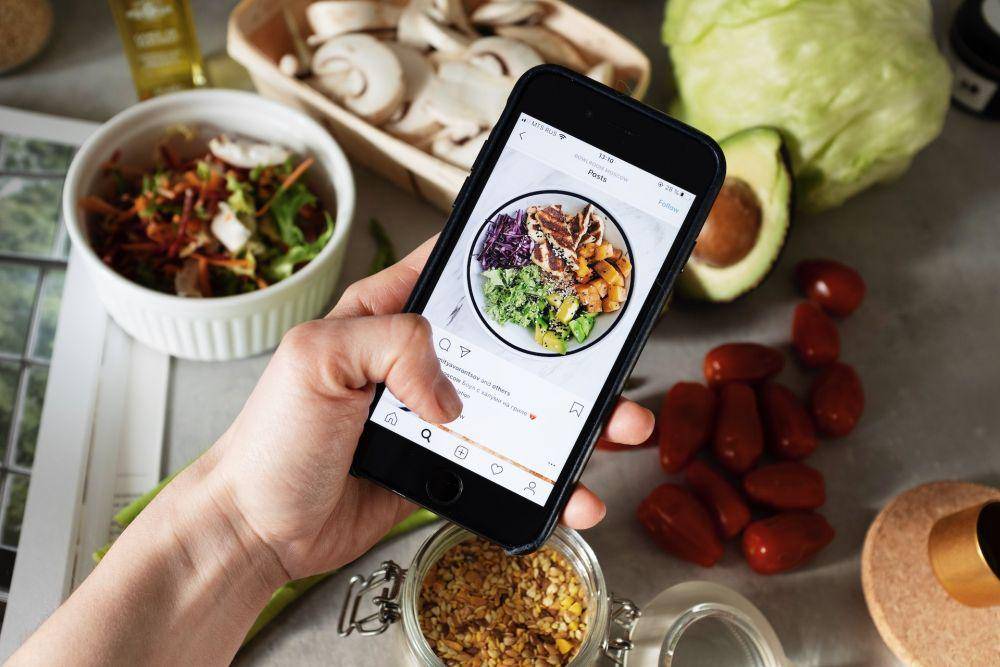 ilustrasi orang sedang foto makanan (pixabay.com/ready made)