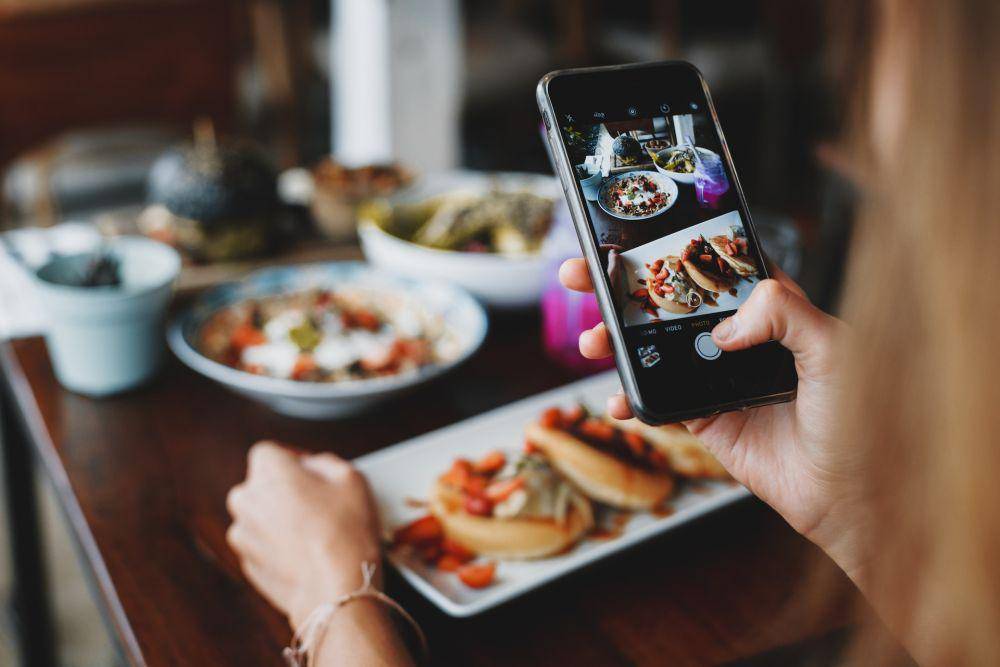 ilustrasi orang sedang foto makanan (pexels.com/ROMAN ODINTSOV)