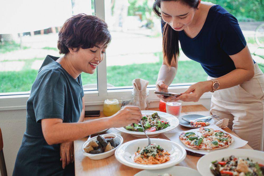 ilustrasi orang sedang foto makanan (pexels.com/Sam Lion)