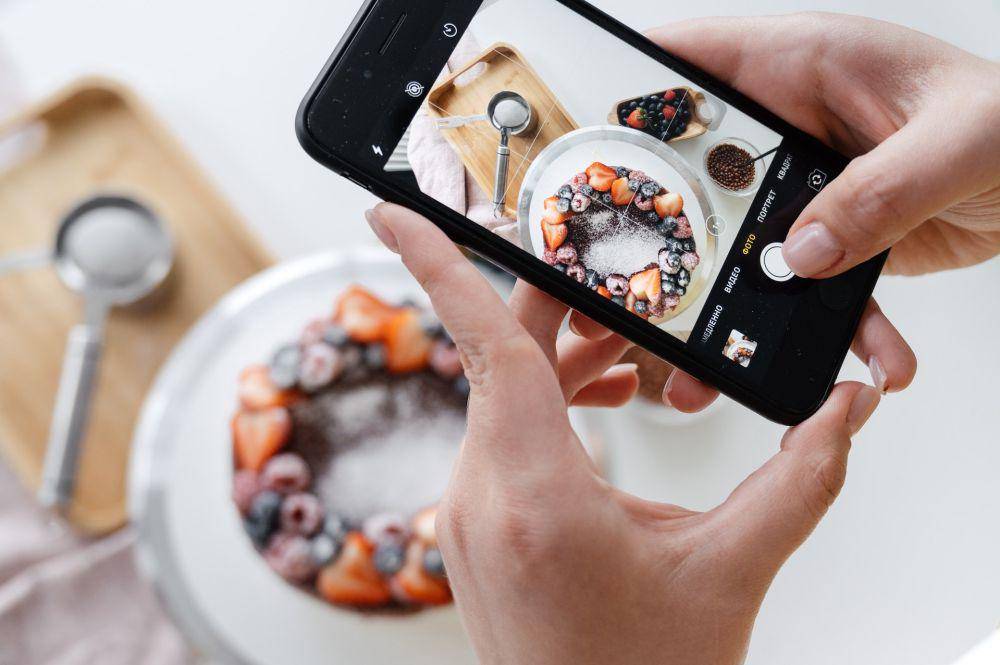 ilustrasi orang sedang foto makanan (pexels.com/SHVETS production)
