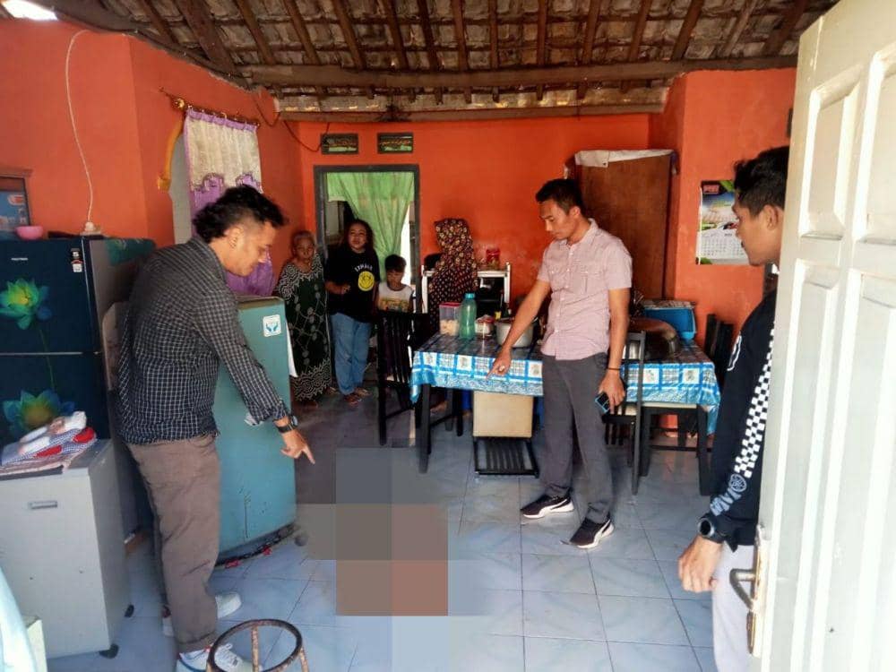 Polisi melakukan olah TKP. (FOTO: dokumentasi Polsek Srono)