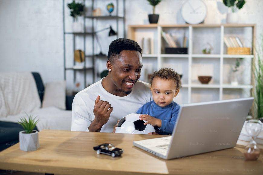 ilustrasi orangtua dan anak (unsplash.com/Unsplash+)
