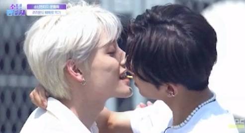 permainan pepero dalam episode Fantasy Boys (YouTube.com/MBCEntertainment)