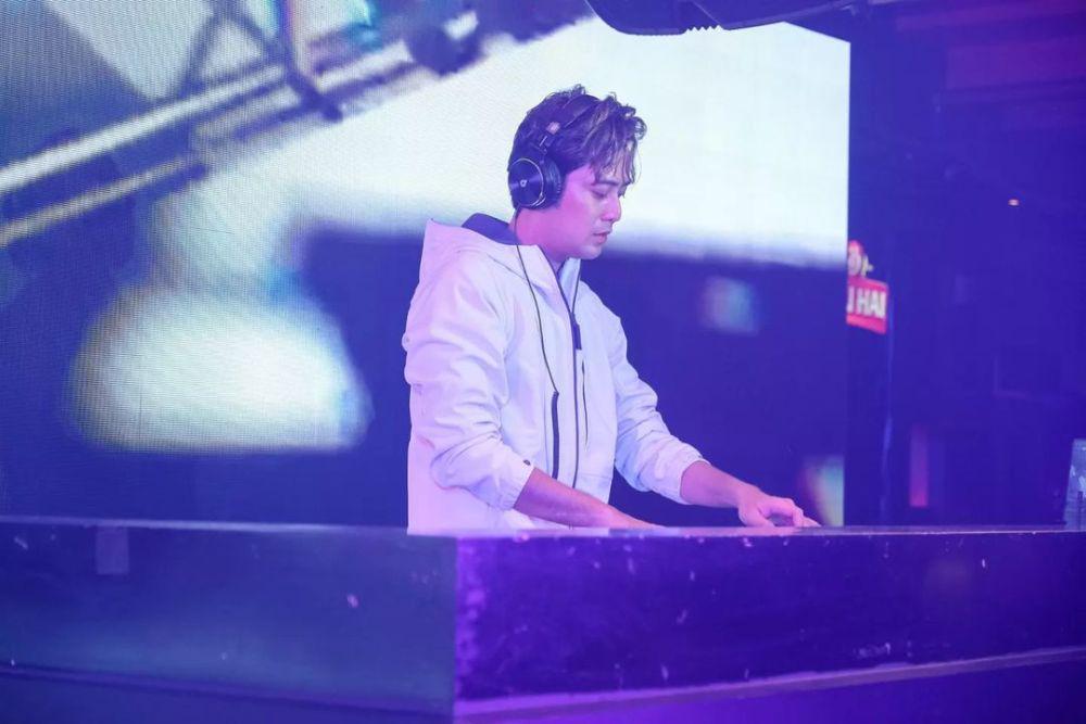 10 Potret Kriss Hatta yang Kini Jadi DJ, Setahun Tak Syuting!