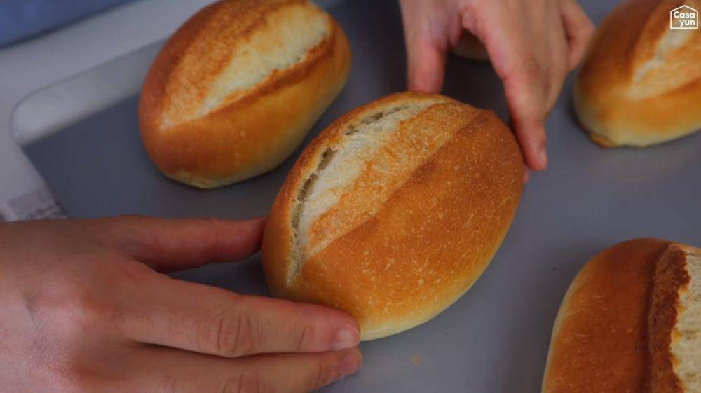 Crusty french bread rolls. (YouTube.com/까사윤 CasaYun)