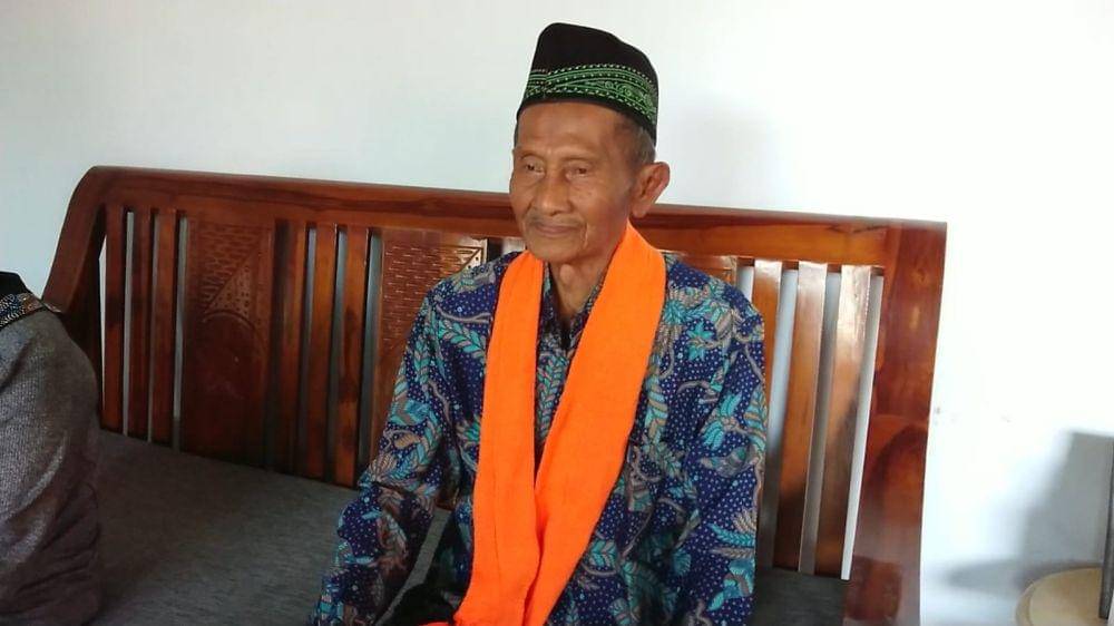 Jemaah Calon Haji Tertua asal Tulungagung, Akat Poncokarto Poncorawi. IDN Times/ Bramanta Pamungkas