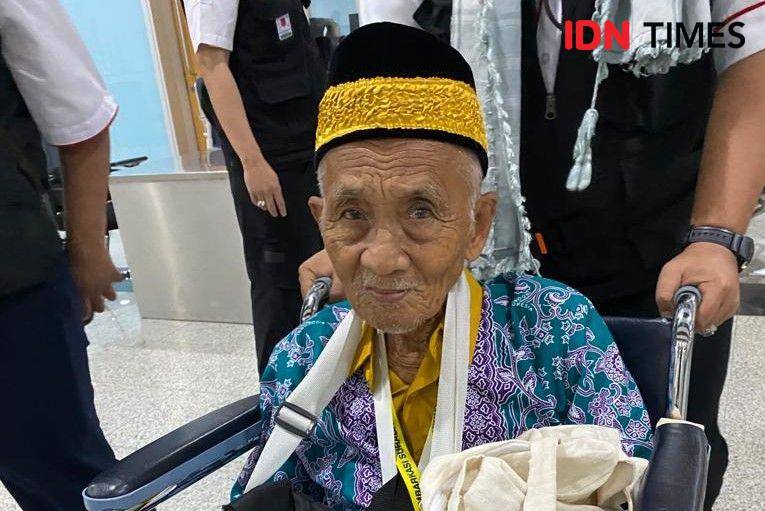 Mbah Harum, Jemaah Haji Indonesia dengan usia tertua, 119 tahun, tiba di Madinah. (IDN Times/Sunariyah)