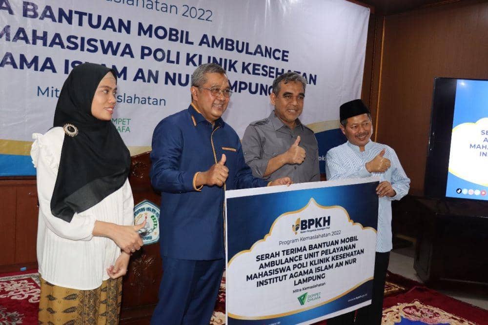Anggota DPR RI Ahmad Muzani menyerahkan bantuansatu unit mobil ambulans kepada Universitas Islam An Nur dan satu unit kendaraan operasional Lazis NU juga diberikan kepada pengurus NU Pringsewu di Kota Baru, Lampung Selatan, Kamis (25/5/2023). (IDN Times/Istimewa).