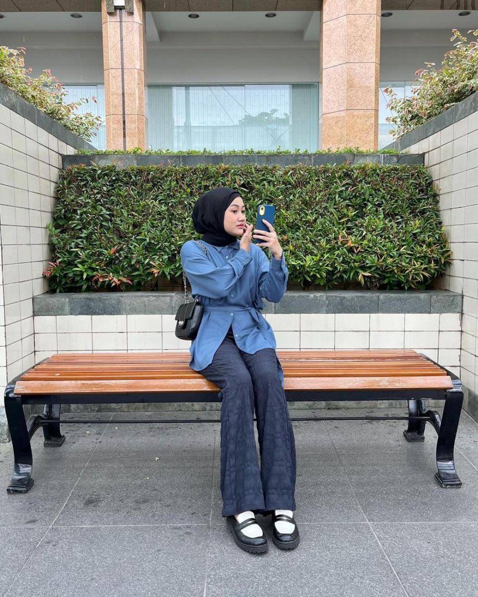 ide styling kemeja ala selebgram hijabers (instagram.com/adindavld)