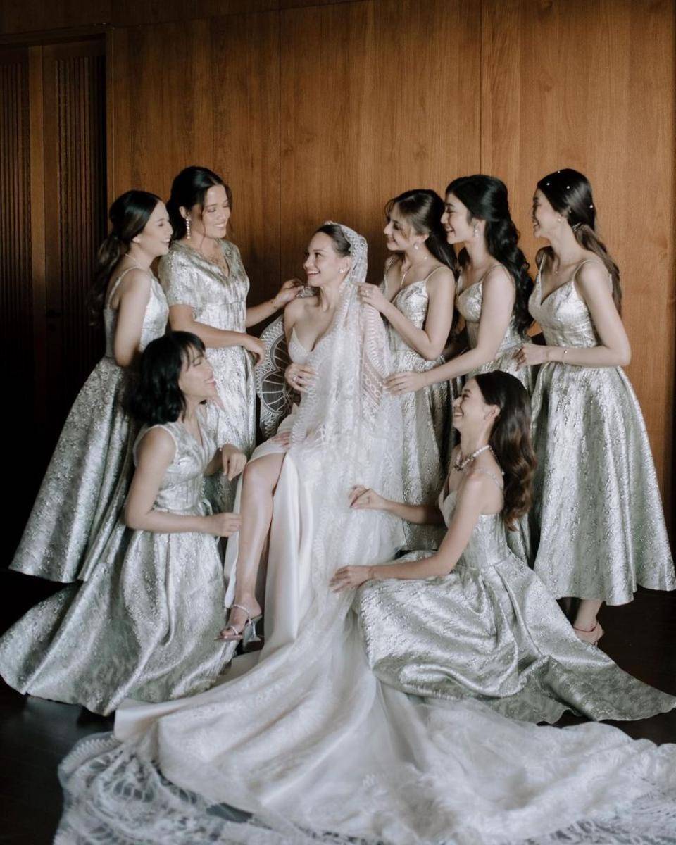 Bridemaid resepsi Enzy dan Molen (@iluminen via instagram.com/enzystoria)