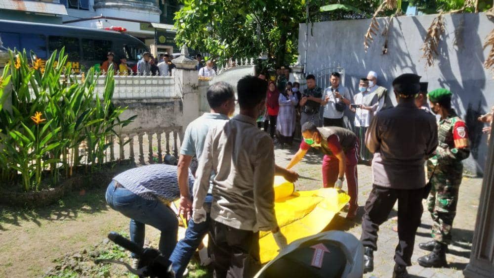 Evakuasi jenazah korban. (dok. Polresta Mataram)