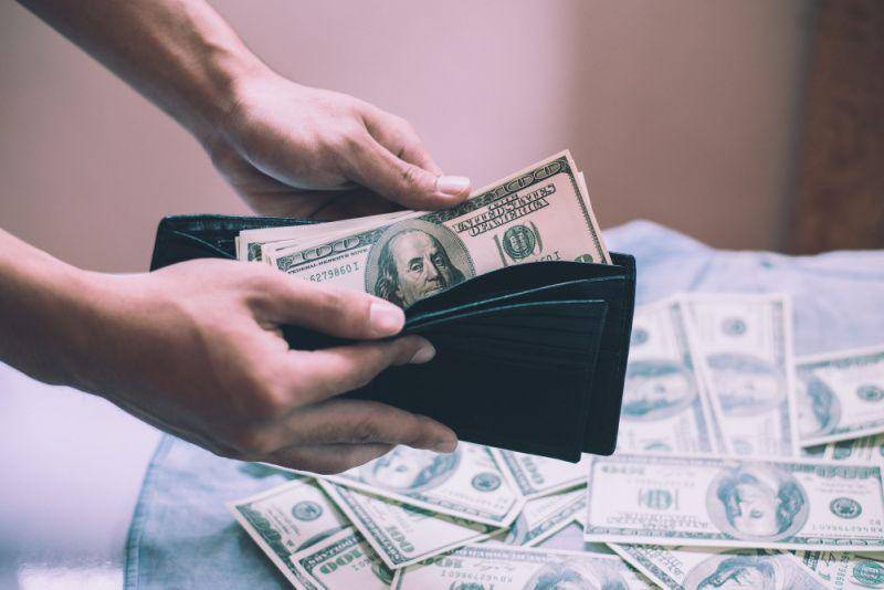 gambar uang dan dompet (freepik.com/jcomp)