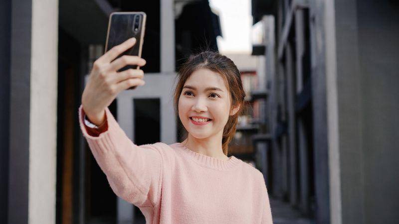 gambar perempuan sedang selfie (freepik.com/tirachardz)