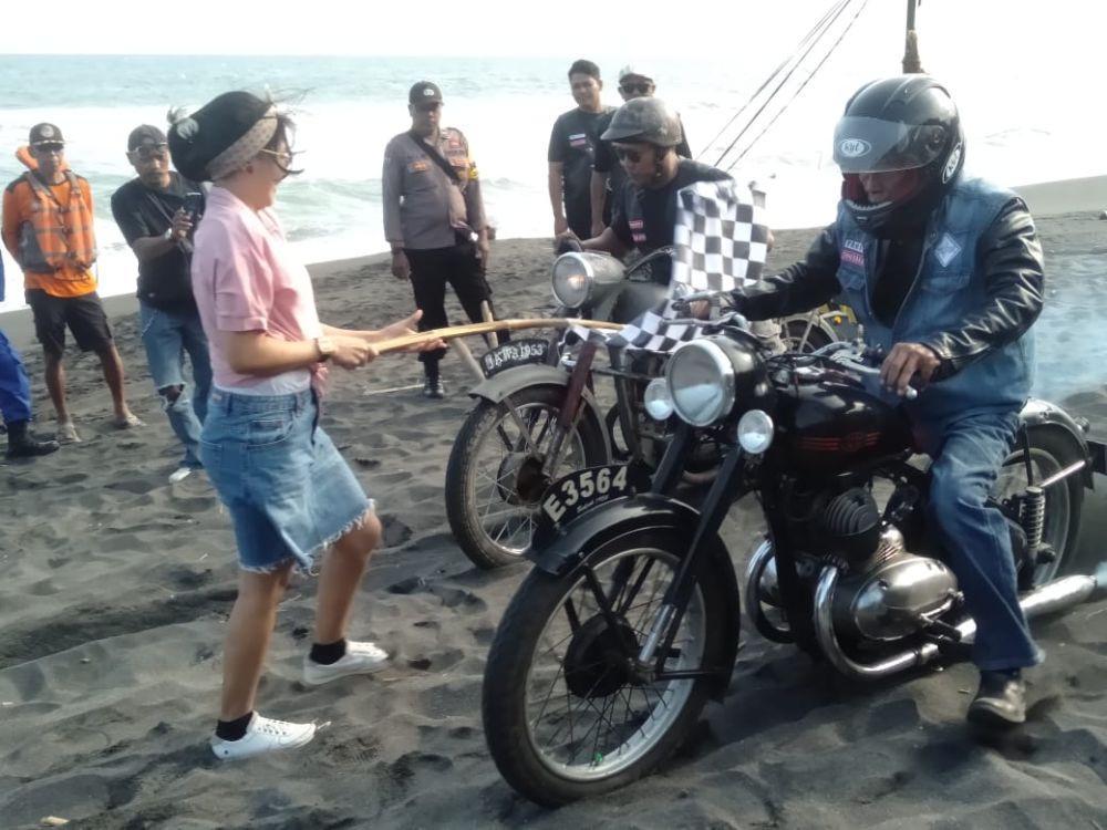 Unik, Motor Klasik dan Antik Beradu Cepat di Pantai Cangkring Bantul