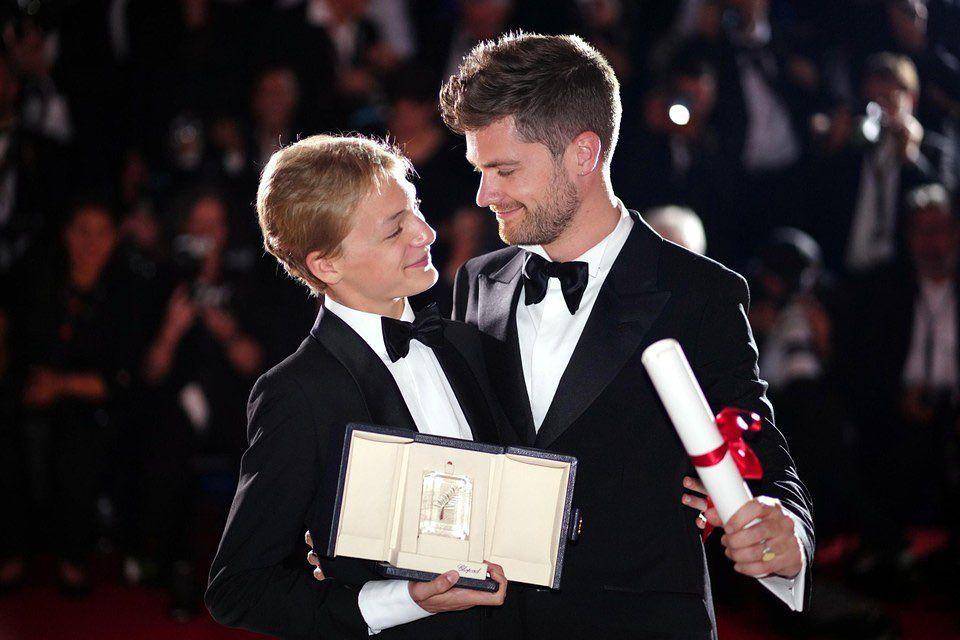 Lukas Dhont dan Eden Dambrine saat menerima Grand Prix untuk film Close di Cannes Film Festival (instagram.com/lukasdhont)
