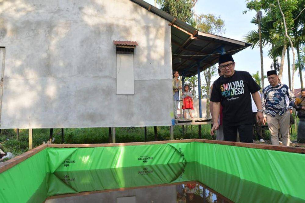 Wakil Ketua DPR RI Muhaimin Iskandar memberikan bantuan sarana produksi ternak lele kepada keluarga Maryono warga Desa Rasau Jaya Umum, Kecamatan Rasau Jaya, Kubu Raya, Kalimantan Barat, Jumat (26/5/2023). (Dok. Kemendes PDTT)