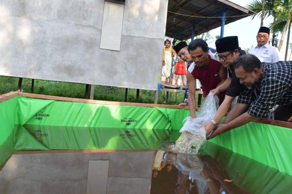 Wakil Ketua DPR RI Muhaimin Iskandar memberikan bantuan sarana produksi ternak lele kepada keluarga Maryono warga Desa Rasau Jaya Umum, Kecamatan Rasau Jaya, Kubu Raya, Kalimantan Barat, Jumat (26/5/2023). (Dok. Kemendes PDTT)