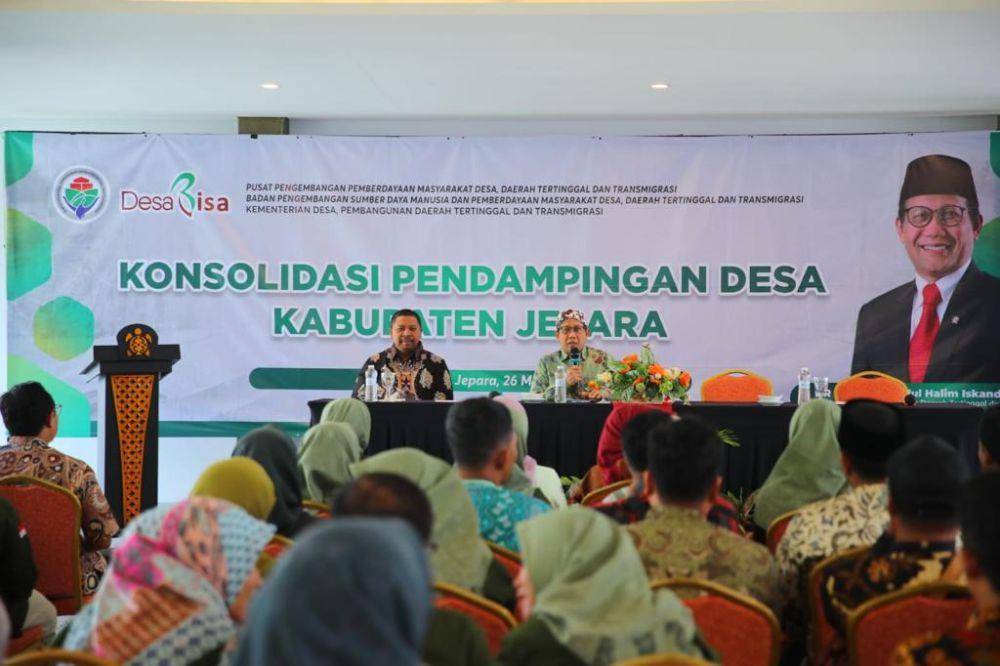 Menteri Desa PDT dan Transmigrasi Abdul Halim Iskandar, memberikan arahan dalam rapat Konsolidasi pendamping Desa Profesional Kabupaten Jepara, Jumat (26/05/2023). (Dok. Kemendes PDTT)
