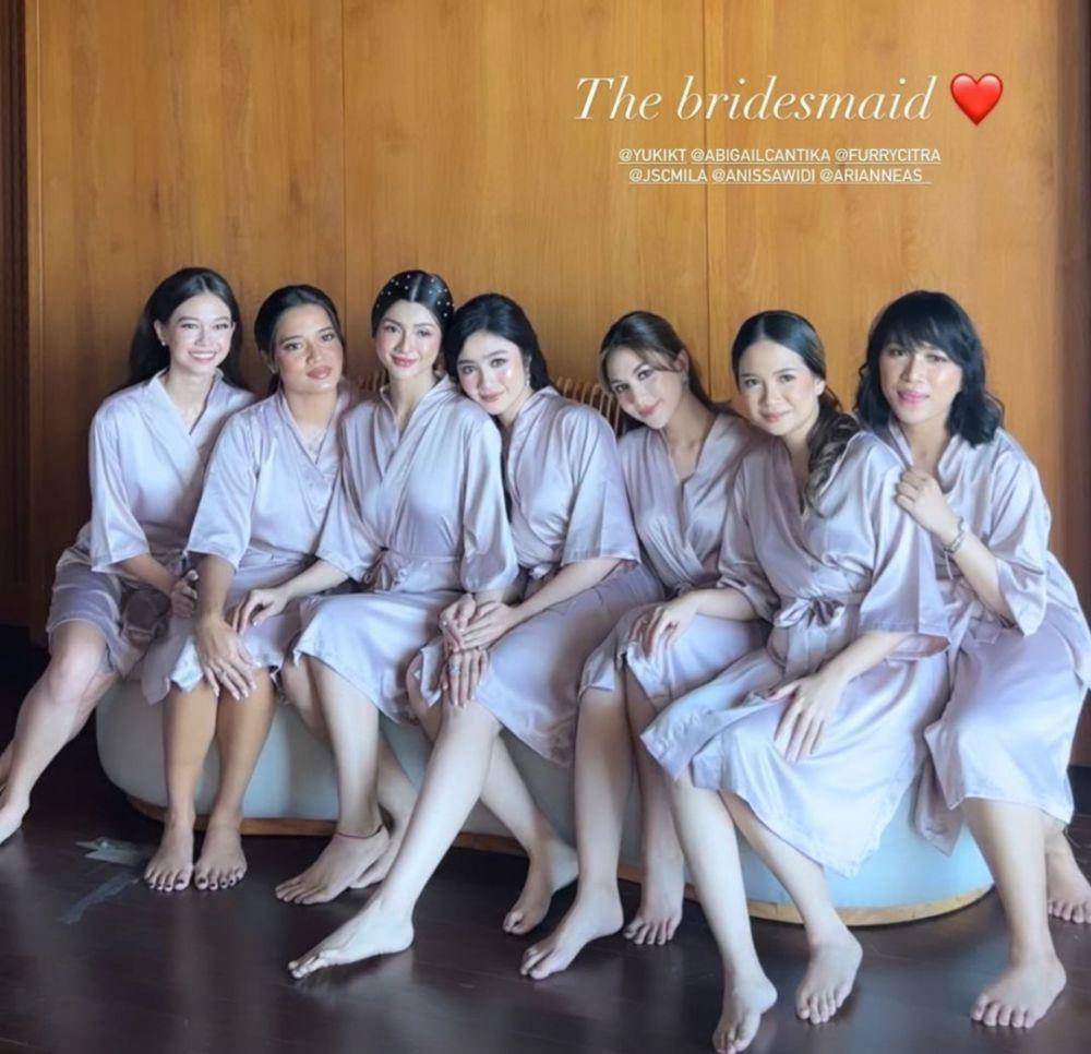 Bridemaid resepsi Enzy dan Molen (instagram.com/febbyrastanty)