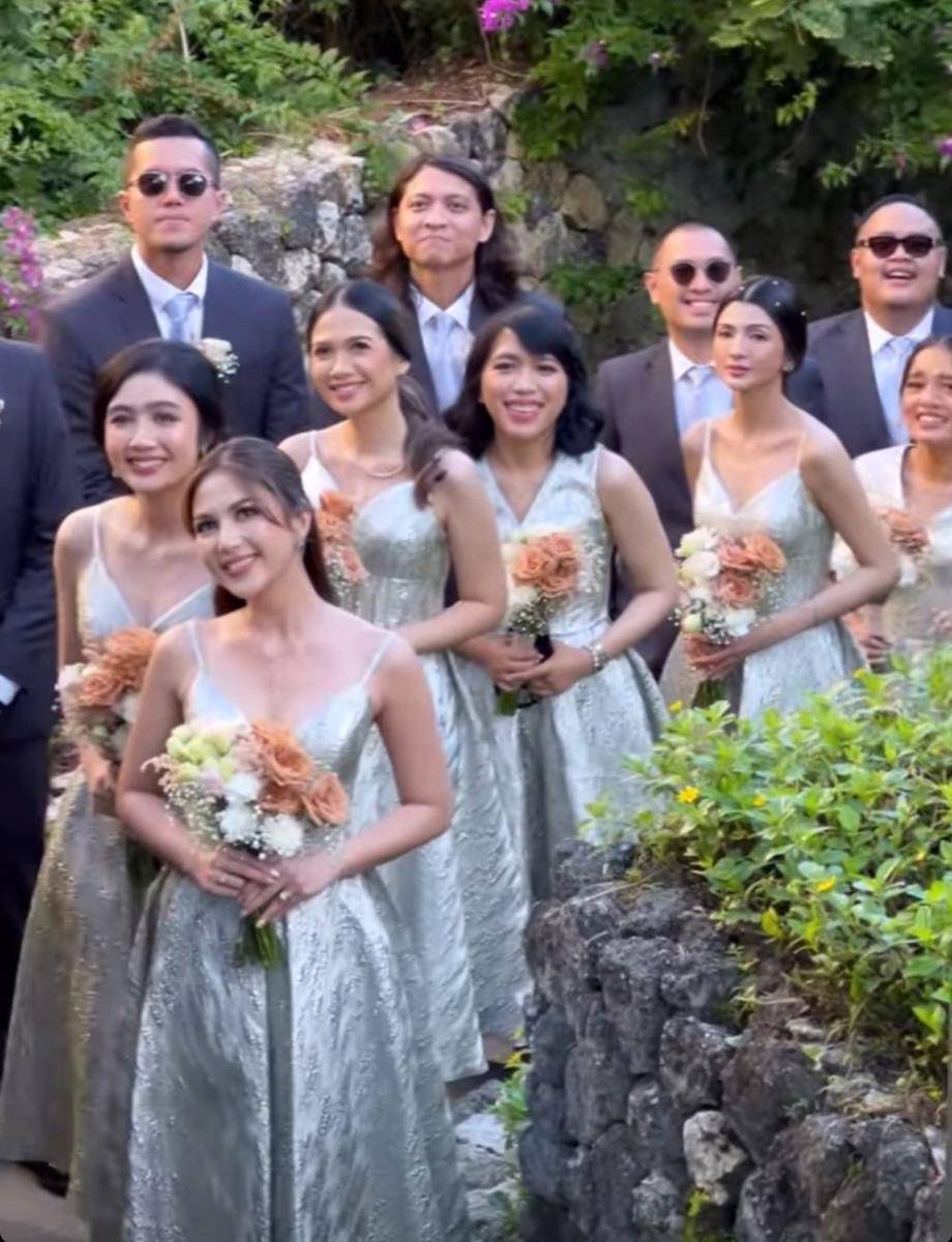 Bridemaid resepsi Enzy dan Molen (instagram.com/onieldalimz)