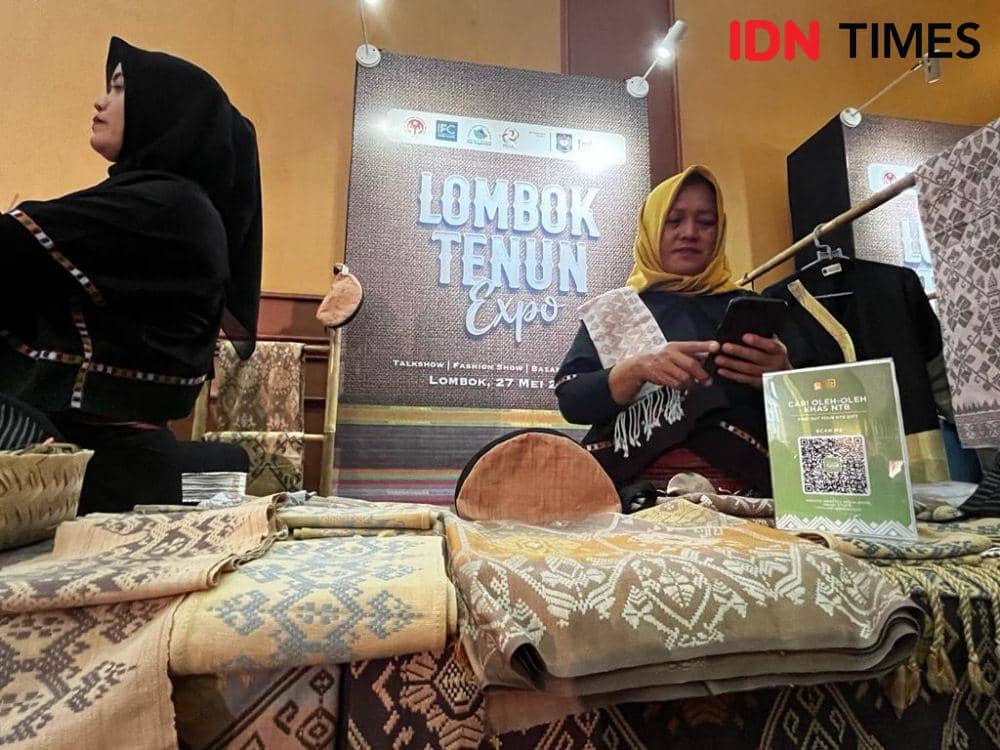 Khairun Nisa menggunakan ponselnya untuk berjualan dan promosi secara daring (IDN Times/Linggauni)