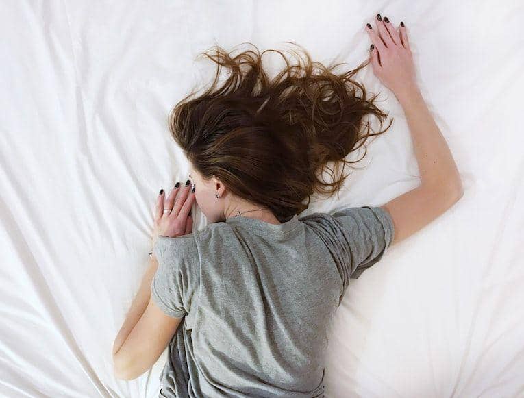 ilustrasi tidur tengkurap (unsplash.com/vladislav muslakov)