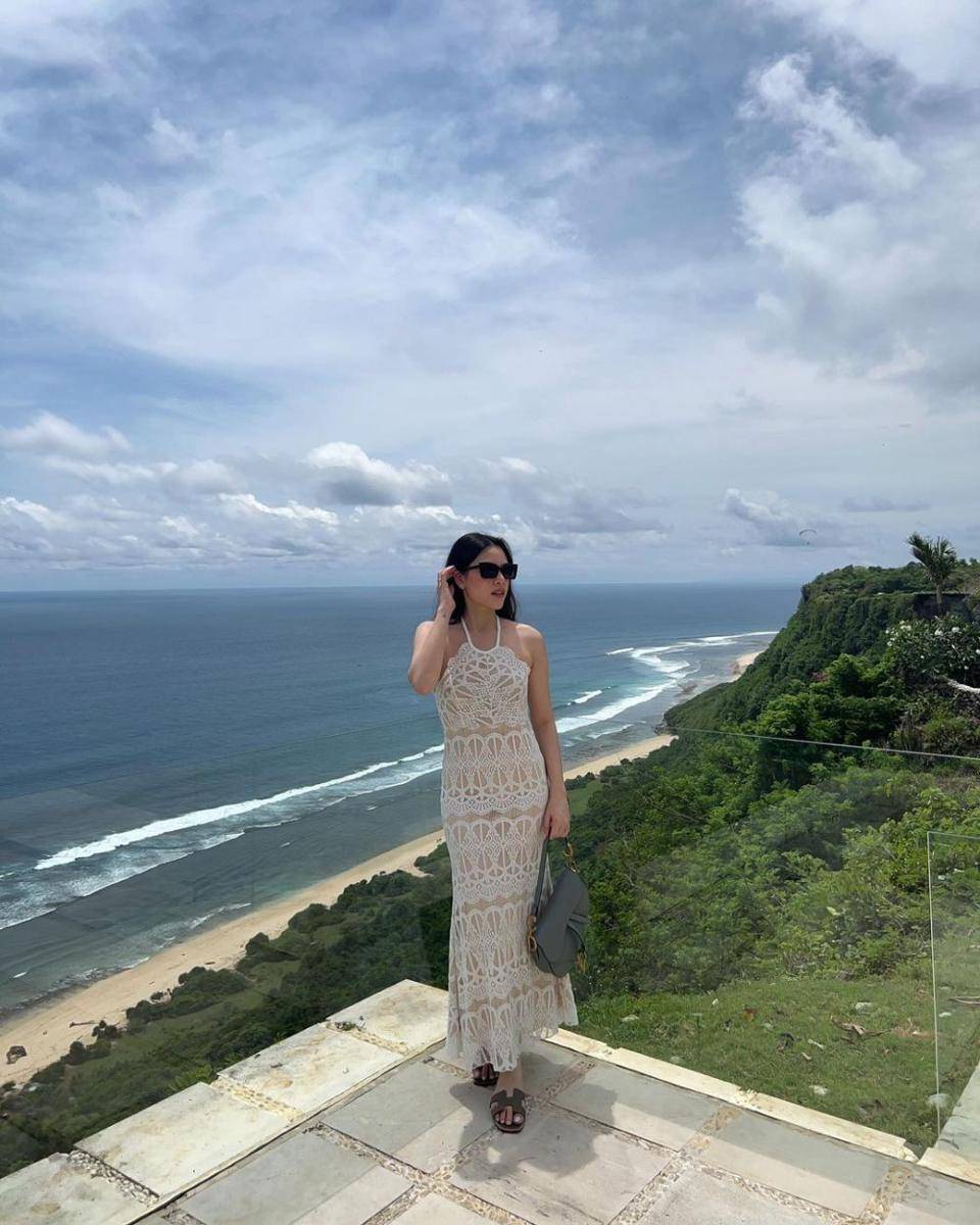 referensi outfit dengan maxi dress (instagram.com/viraoctavira)