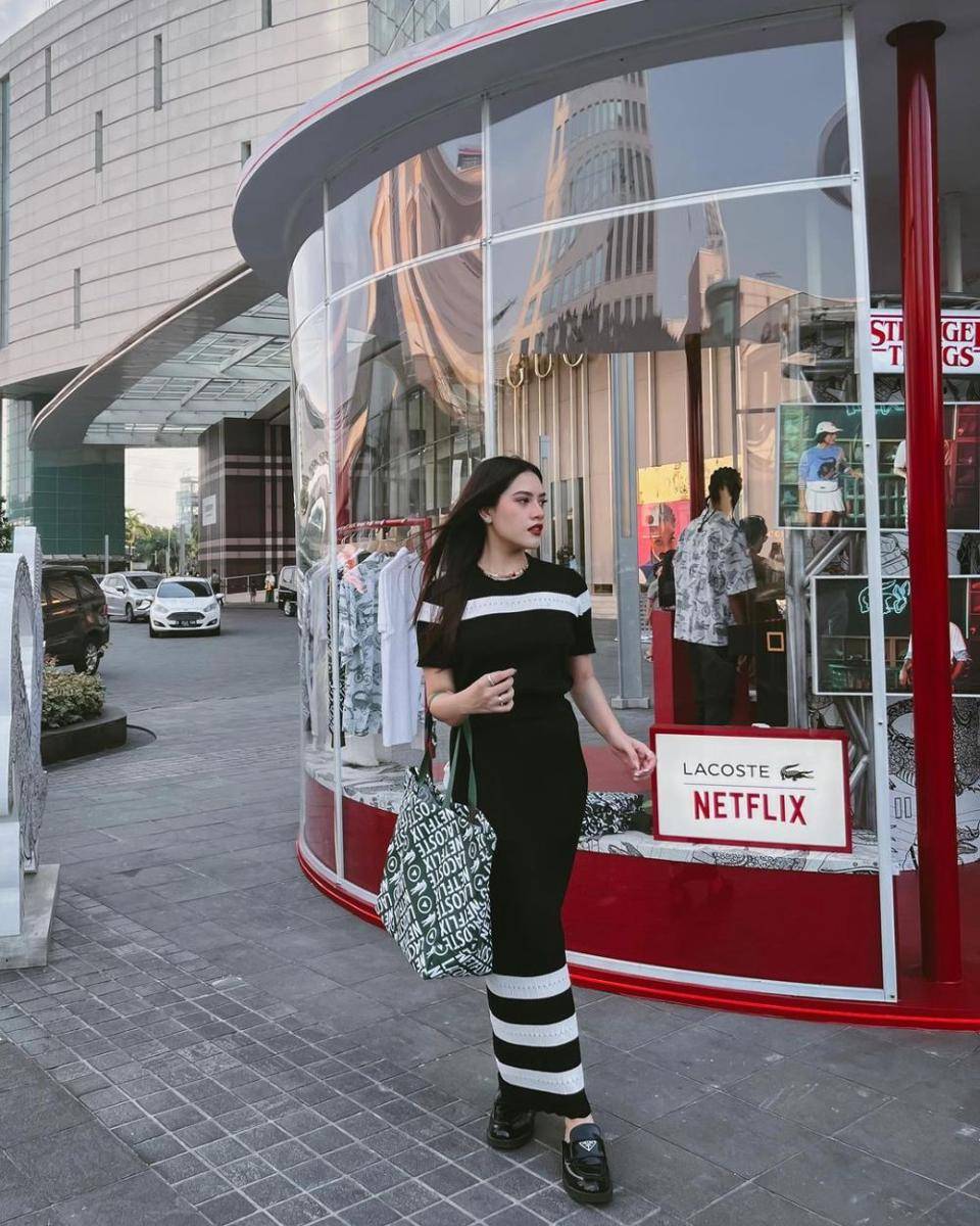 referensi outfit dengan maxi dress (instagram.com/viraoctavira)