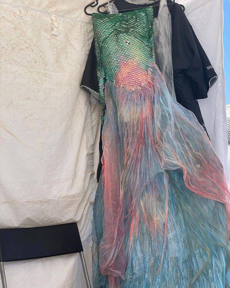 potret behind the scene The Little Mermaid (instagram.com/hallebailey)