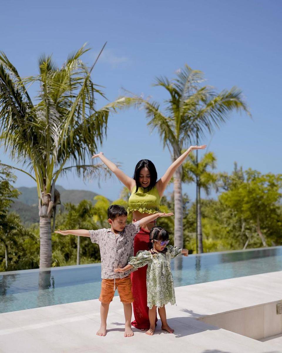 potret Rachel Vennya momong anak saat liburan di Lombok (instagram.com/rachelvennya)