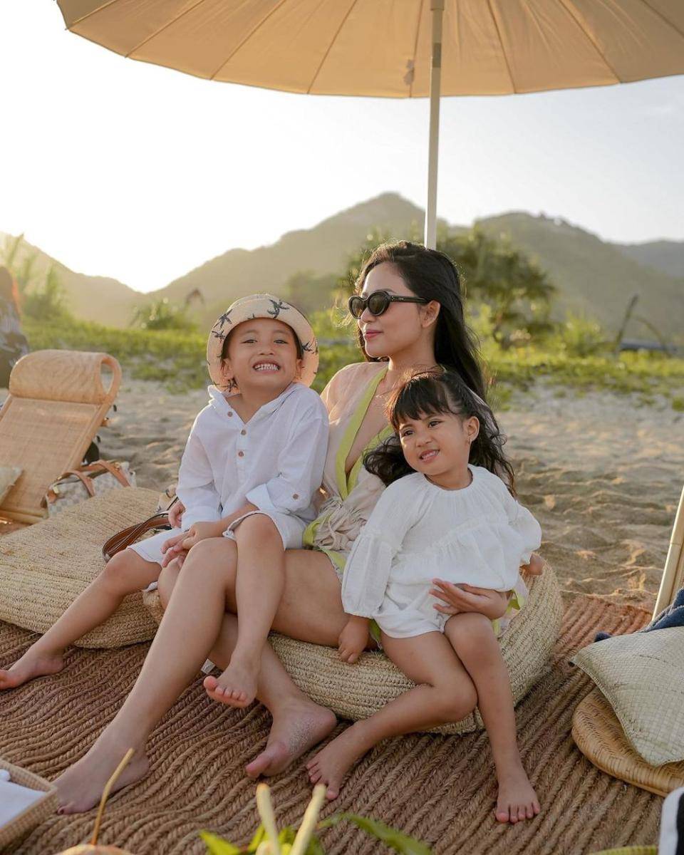 potret Rachel Vennya momong anak saat liburan di Lombok (instagram.com/rachelvennya)