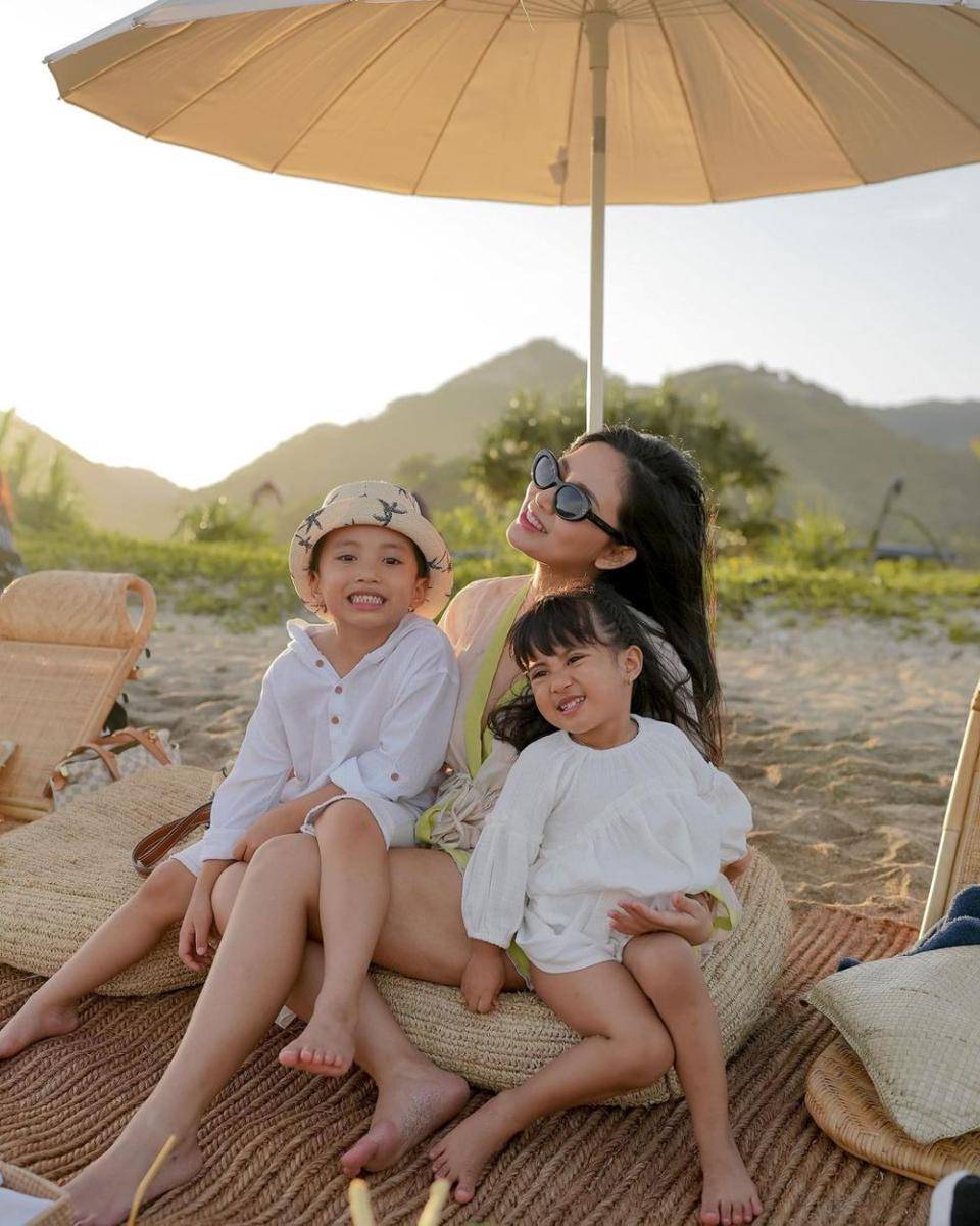 potret Rachel Vennya momong anak saat liburan di Lombok (instagram.com/rachelvennya)