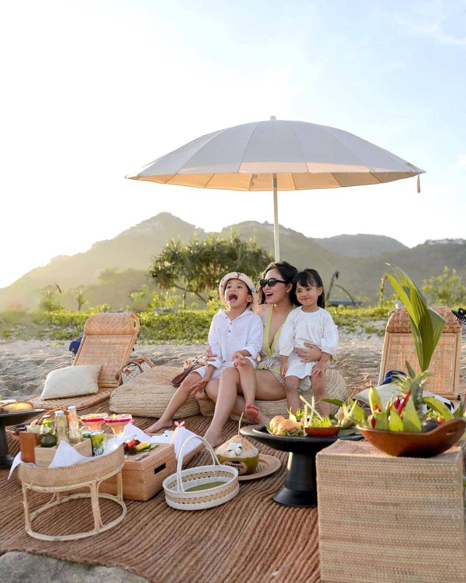 potret Rachel Vennya momong anak saat liburan di Lombok (instagram.com/rachelvennya)