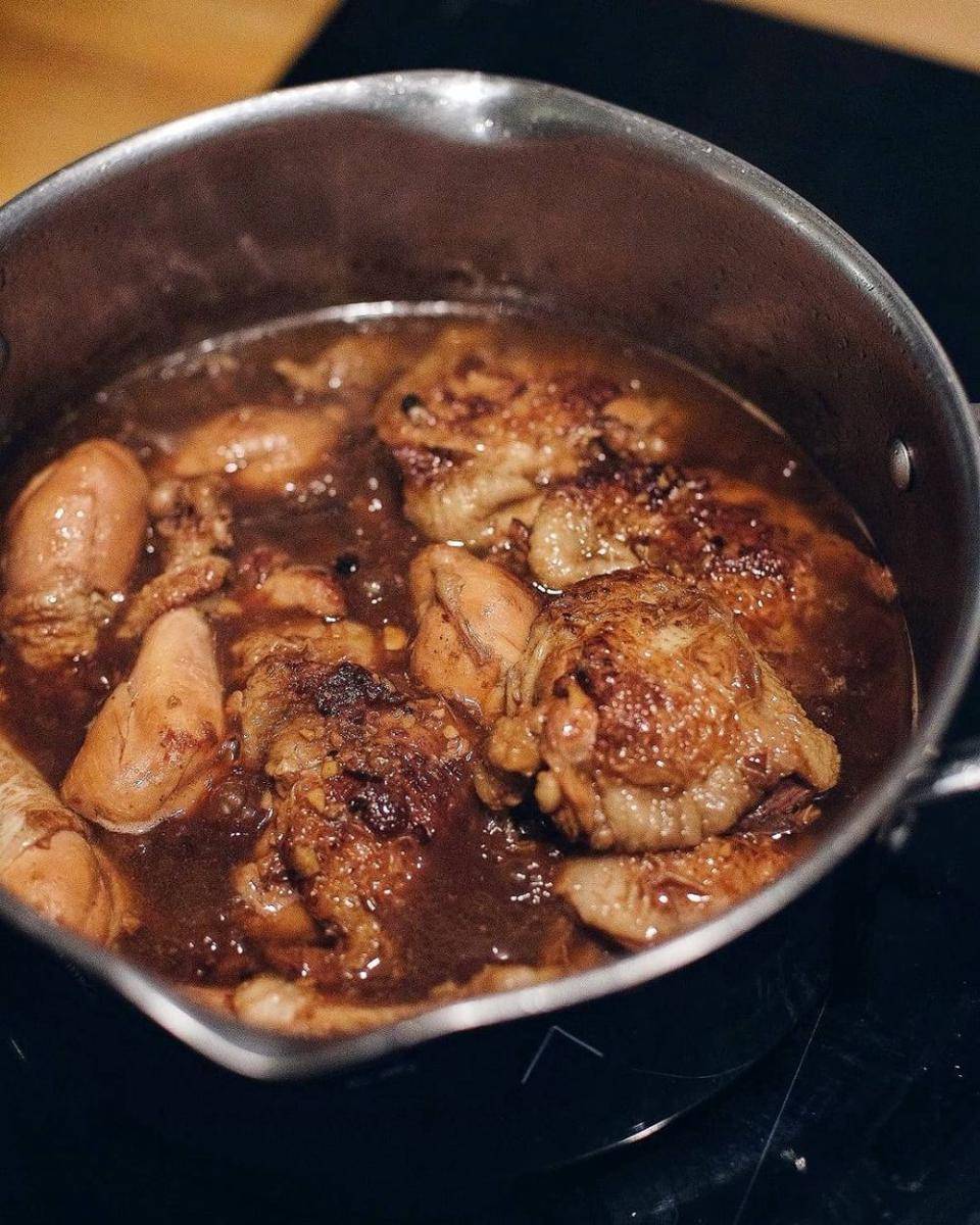 ilustrasi memasak ayam (instagram.com/fundamentally_flawed)
