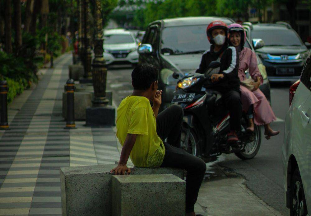 istirahat di pinggir jalan (dok. pribadi/M. Yasar Mutawadhi)