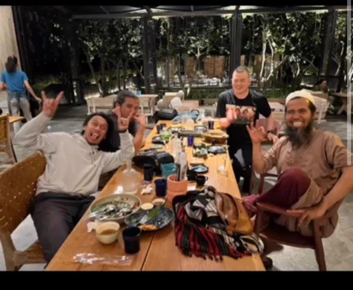 Sakti dan member Sheila On 7 (instagram.com/salman_al_jugjawy)