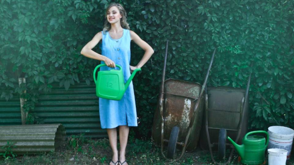 Seorang wanita memegang peralatan berkebun (pexels.com/Andrea Piacquadio)