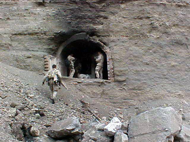 potret sejumlah anggota US Navy SEALs di kawasan Gua Zhawar Kili, Afghanistan yang digunakan pihak musuh untuk menyembunyikan bahan peledak (commons.wikimedia.org/ US Navy)