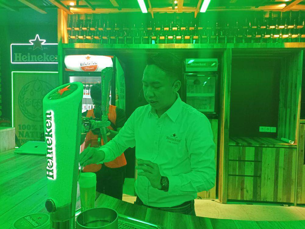 Metode menyajikan bir ala hotel bintang 5, bar, dan tempat mewah lain. 26 Mei 2023. (IDN Times/M. Tarmizi Murdianto)
