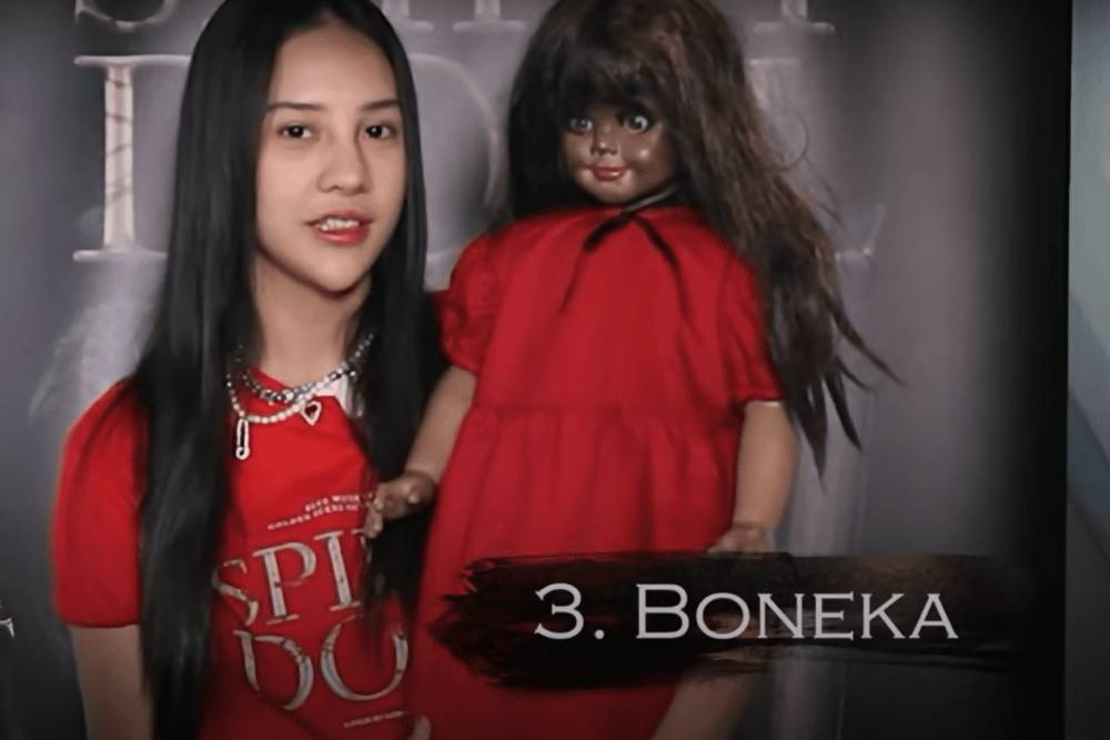 Anya Geraldine dengan boneka arwahnya (dok. YouTube/MD Pictures)