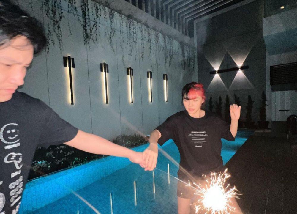 7 Potret Mesra Isyana Sarasvati dan Suami, Sangat Jarang Dipamerkan!