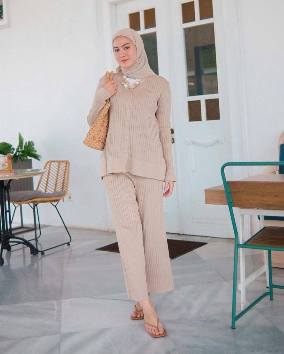 inspirasi daily outfit dengan one set (instagram.com/kairissta)
