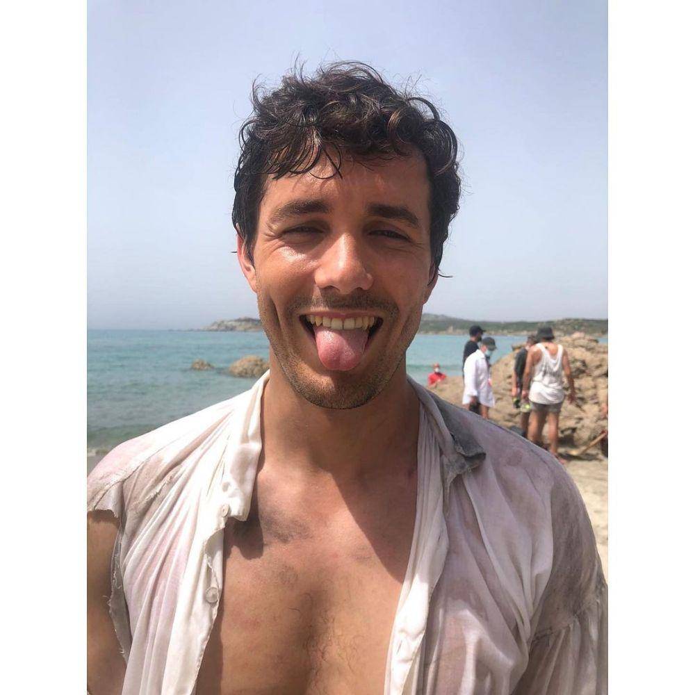 Jonah Hauer-King saat di lokasi syuting (instagram.com/jonahhauerking)
