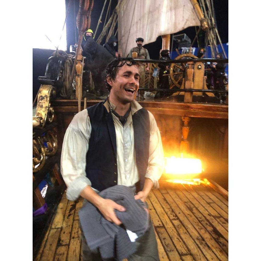 Jonah Hauer-King saat di lokasi syuting (instagram.com/jonahhauerking)