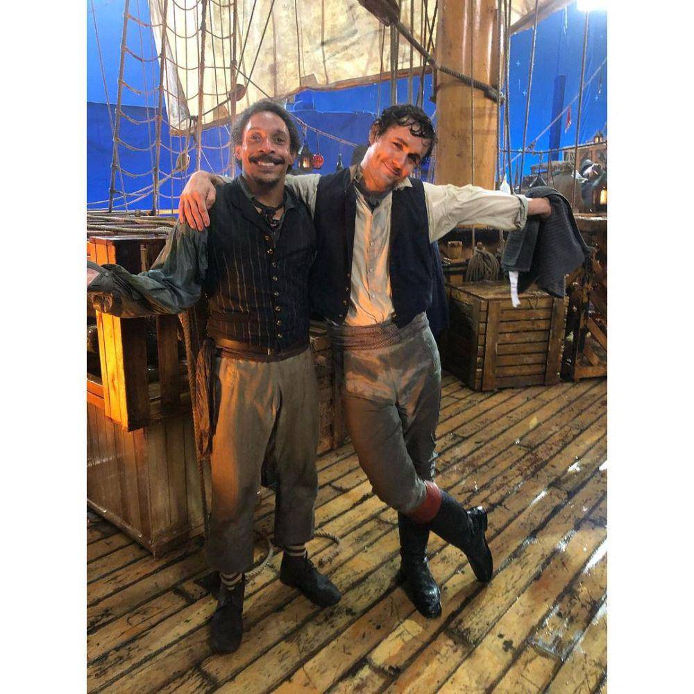 Jonah Hauer-King saat di lokasi syuting (instagram.com/jonahhauerking | instagram.com/jonahhauerking)