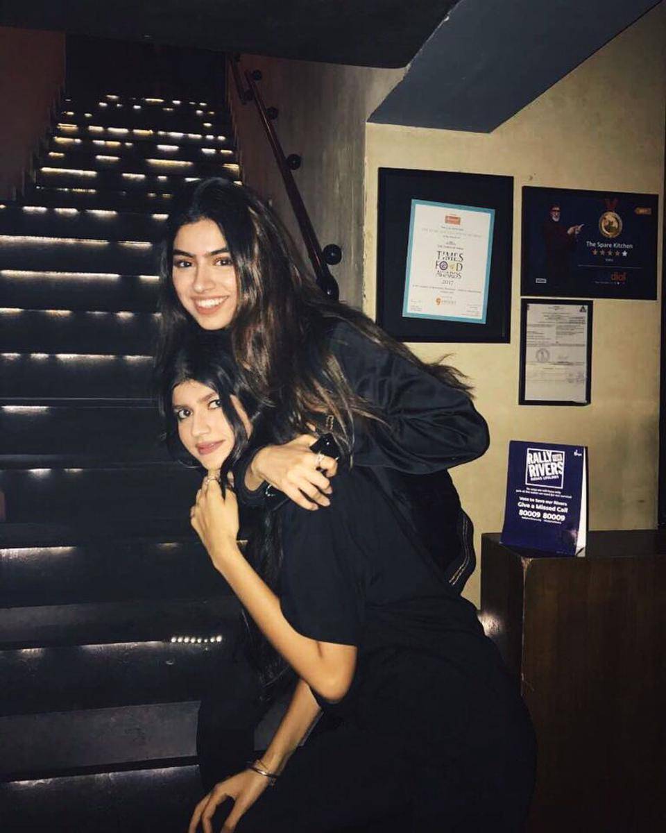 Anjini Dhawan dan Khushi Kapoor (instagram.com/anjinidhawan)