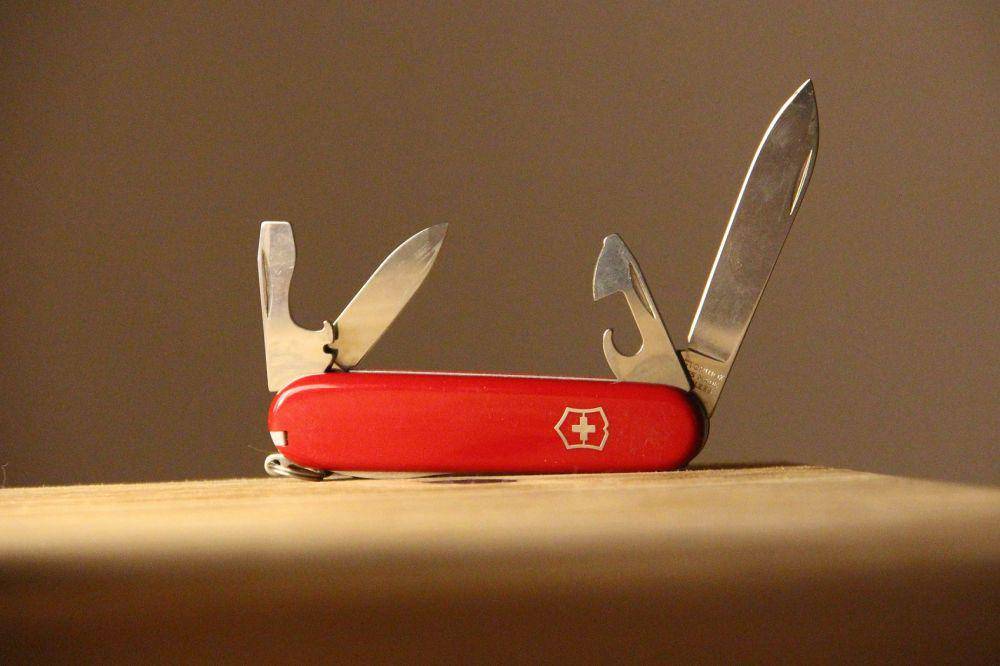potret pisau lipat saku Swiss Army yang legendaris (unsplash.com/Denise Jans)